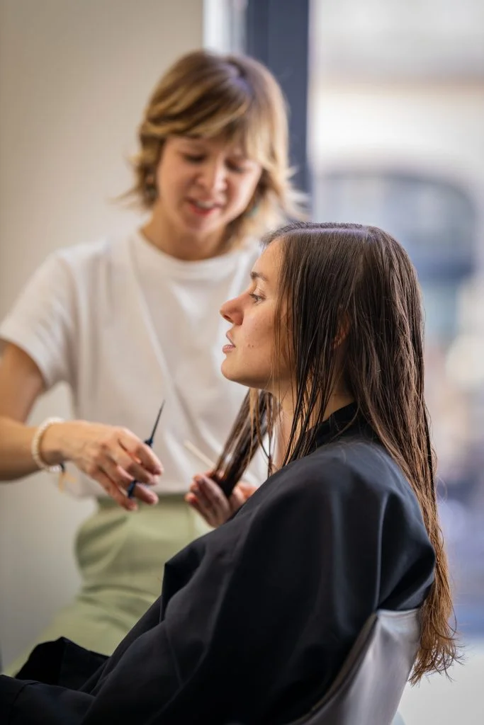 Coiffeur Paris 5 en train de réaliser une coupe transformation
