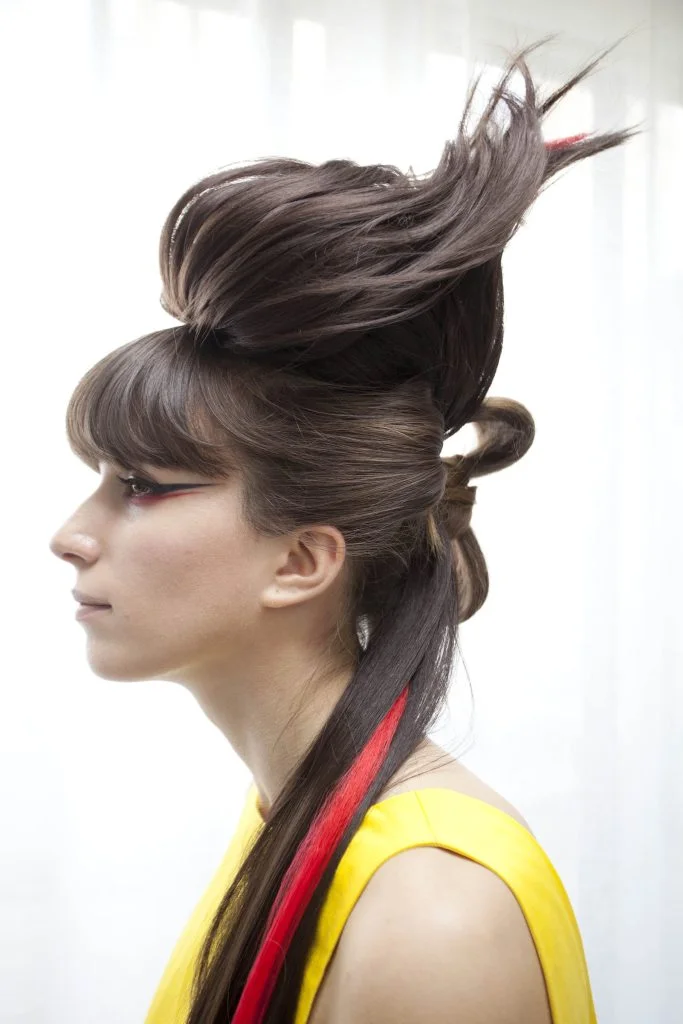 C'est une coiffure femme composée d'un chignon d'inspiration japonaise. Il rappelle la passion de la calligraphie pour Shu Uemura. 