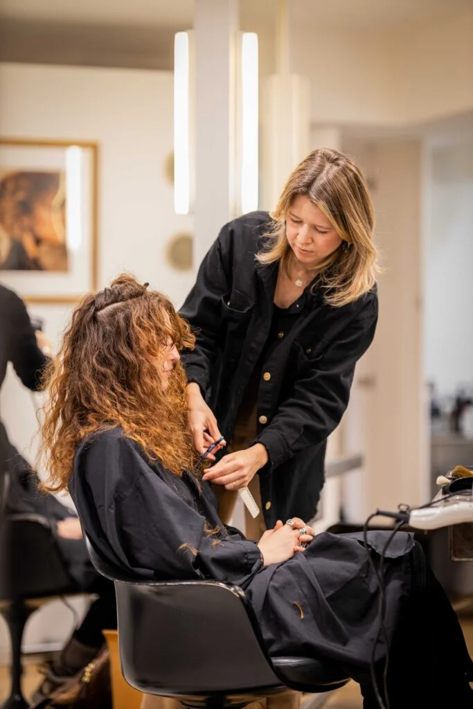 Massato Tournon: Cécile coupe les cheveux d'une clientes au cheveux roux