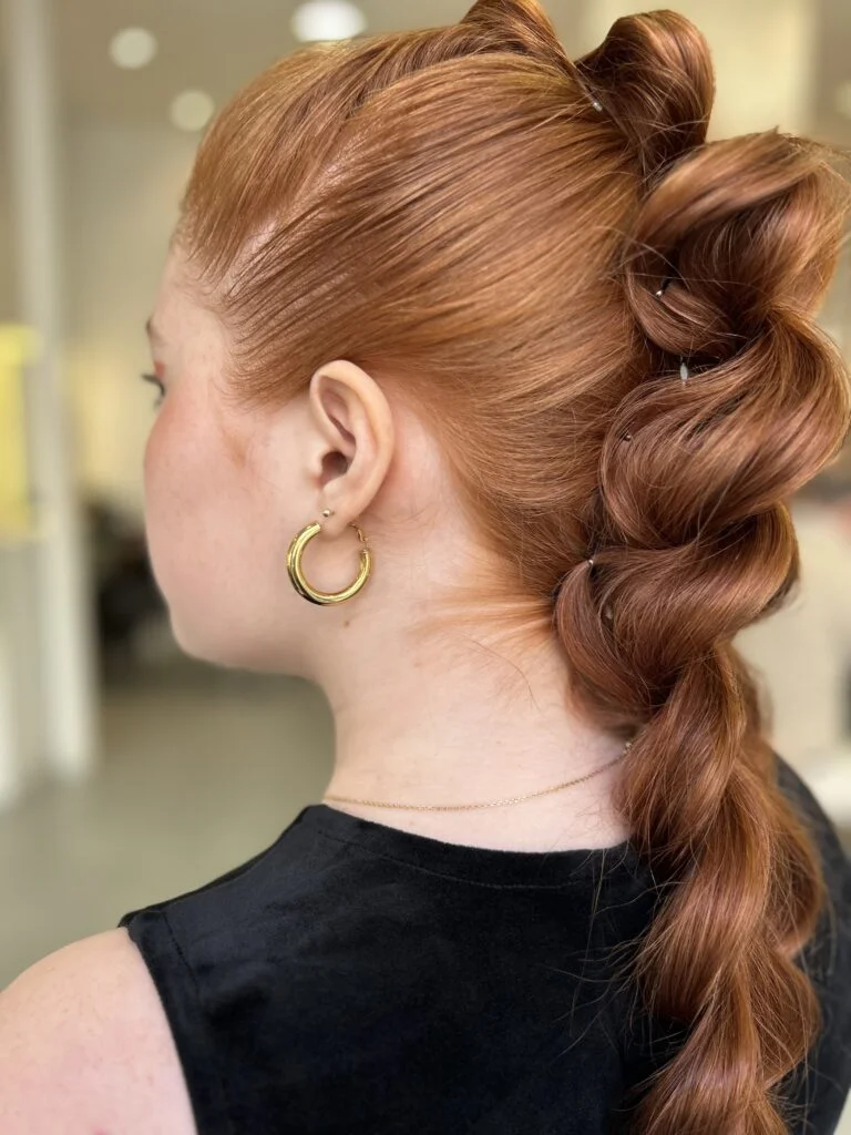 Coiffure avec tresse sur des cheveux roux
