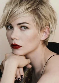Coupe courte femme au cheveux blondde Michelle Williams