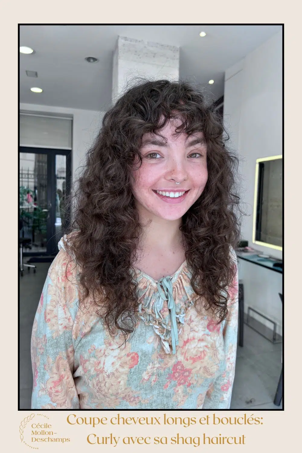 jeune femme souriante avec Coupe cheveux longs et bouclés curly avec sa shag haircut